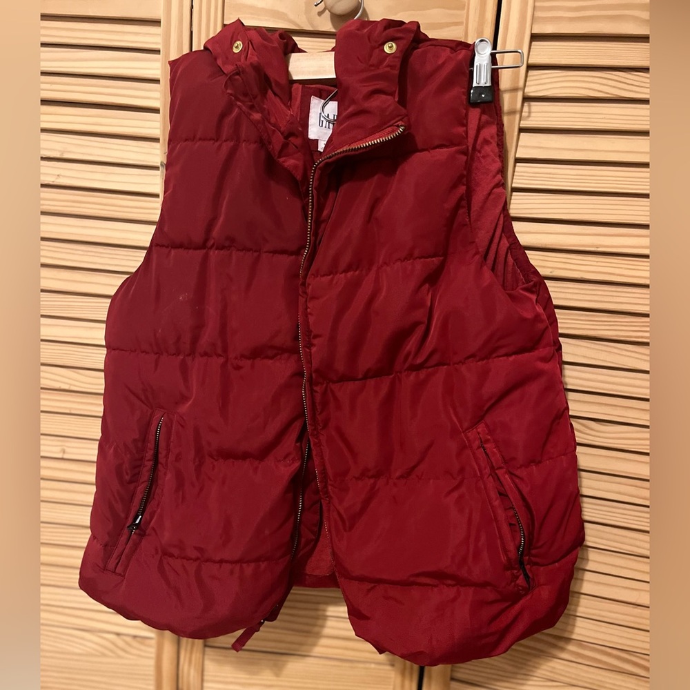 Gap Red Puffer Vest
Size M